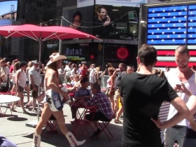 Hot-Summer-Day-At-Times-Square--4